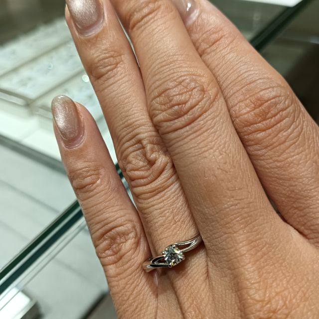 【アイプリモ(I-PRIMO)の口コミ】 指輪のデザインが素敵です。中に誕生石がうめこまれています。ダイヤもと…