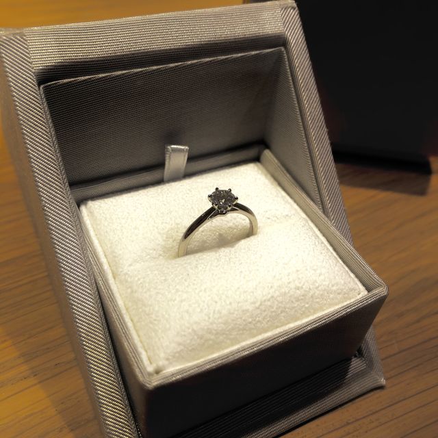 【ENUOVE(イノーヴェ)の口コミ】 プロポーズの時には選んで貰ったダイヤを頂き、後日一緒にデザインを選び…