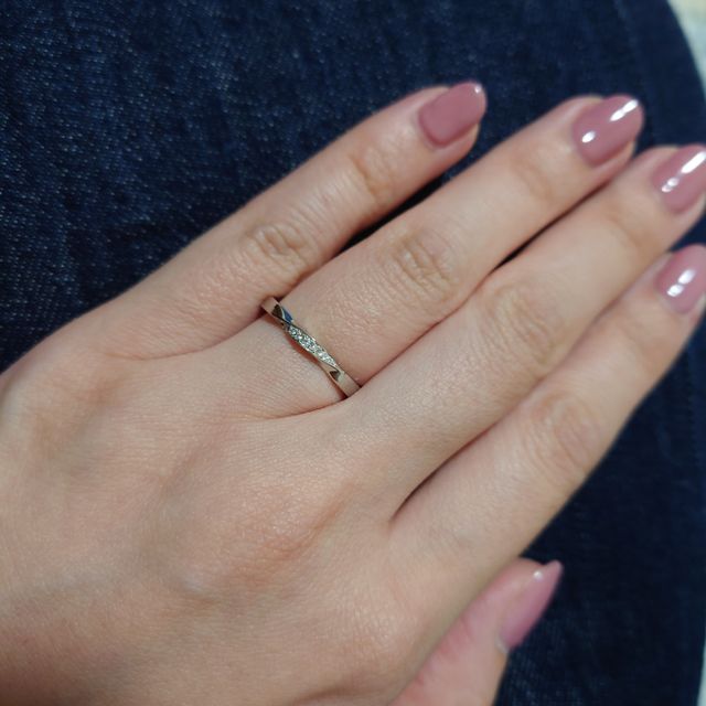 【TOMOE(トモエ)の口コミ】 デザインや、指輪の名前、意味がとても気に入って決めました。縒り合わせ…