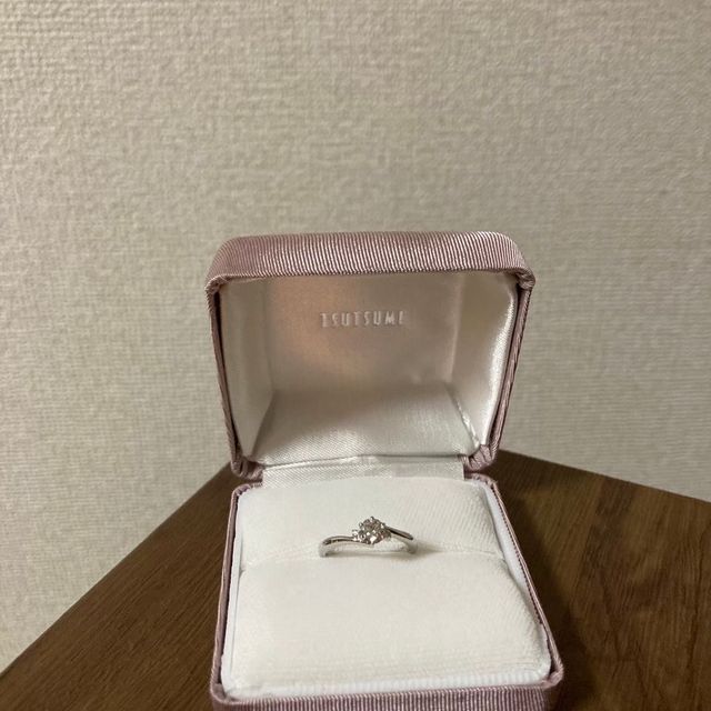 【ジュエリーツツミ(JEWELRY TSUTSUMI)の口コミ】 ウェーブデザインなので、柔らかい雰囲気で指も綺麗に見えます。
脇石も入…