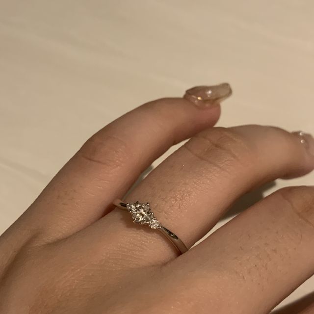 【アイプリモ(I-PRIMO)の口コミ】 デザインに関して
くびれているため指が長く見えやすい
2つのメレダイヤモ…