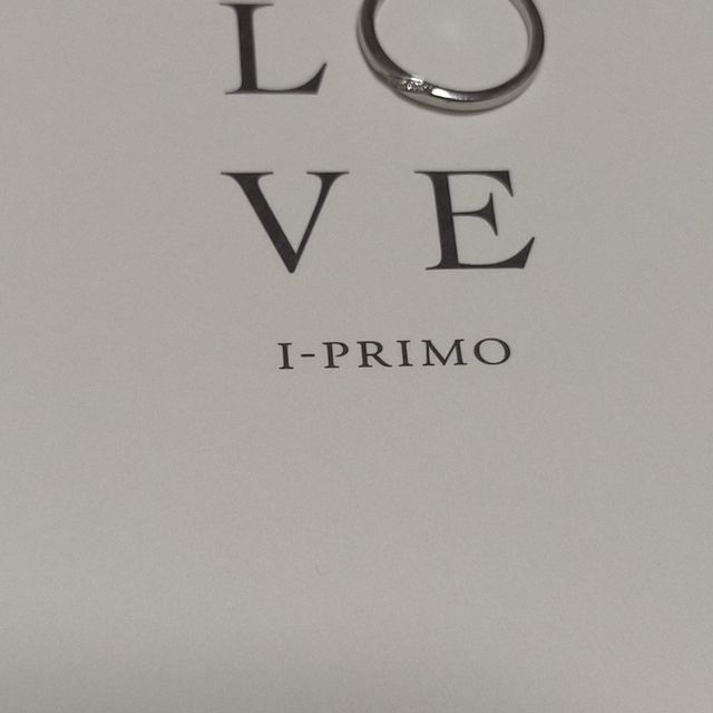 【アイプリモ(I-PRIMO)の口コミ】 真っ直ぐなリングに斜めにメレダイヤが付いているので指も長く見えるデザ…