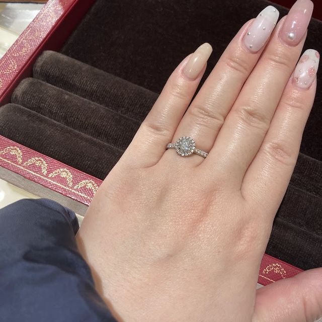 【カルティエ(Cartier)の口コミ】 かなりのボリュームのあるデザインでした。
中央の石も大きく、一周してい…