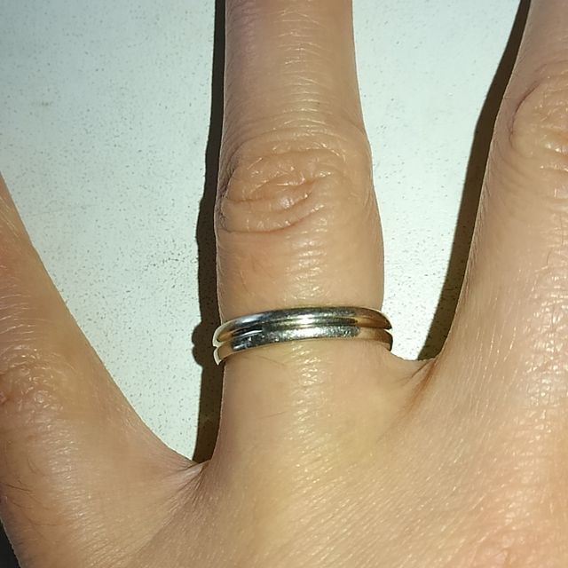【Rauschmayer(ラウシュマイヤー)の口コミ】 シンプルで太めのリングを探していました。
そして、主人が仕事上重い物を…