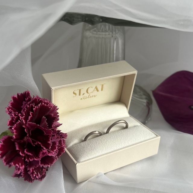 【atelier ST, CAT(アトリエ エスティーキャット)の口コミ】 一見シンプルですが、少し歪みの効いたデザインです。素材はホワイトゴー…