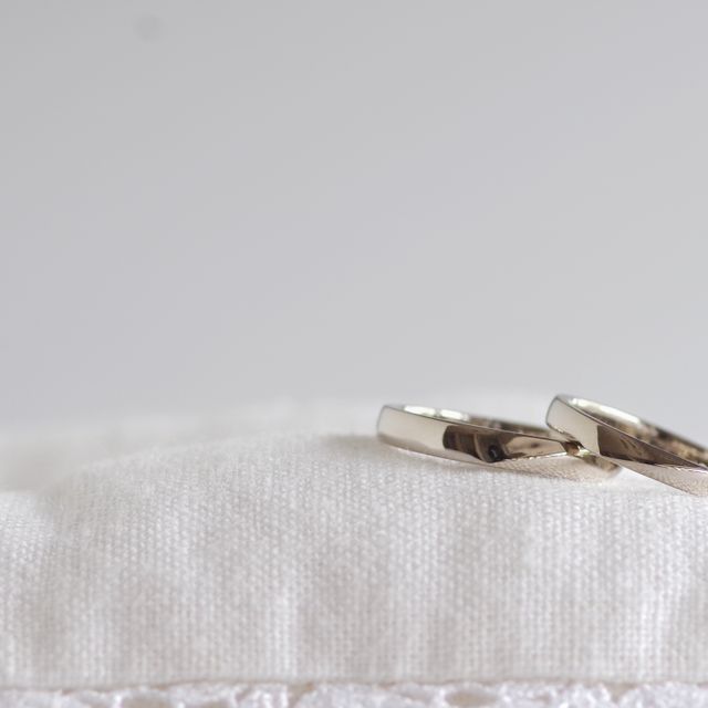 【hitotsuchi(ヒトツチ)の口コミ】 ホワイトゴールドという色味がとても素敵で
購入しました。
女性にも男性…