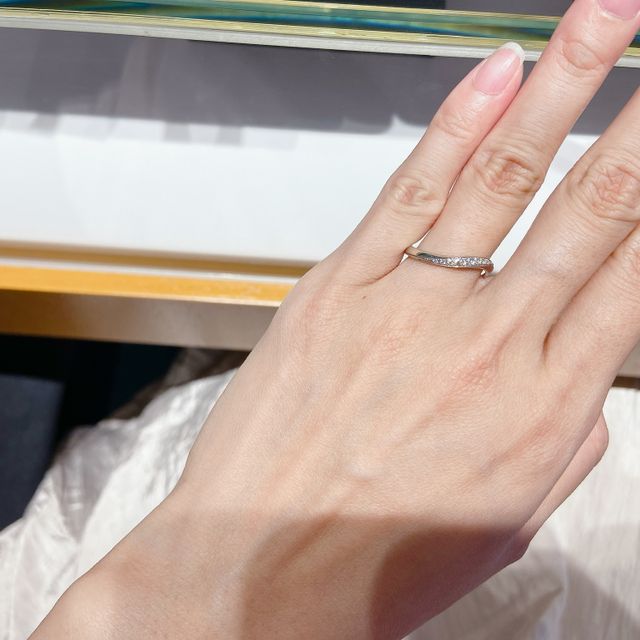 【エクセルコダイヤモンド(EXELCO DIAMOND)の口コミ】 全体にダイヤが入っているものではなく、中心にダイヤが散りばめられたデ…