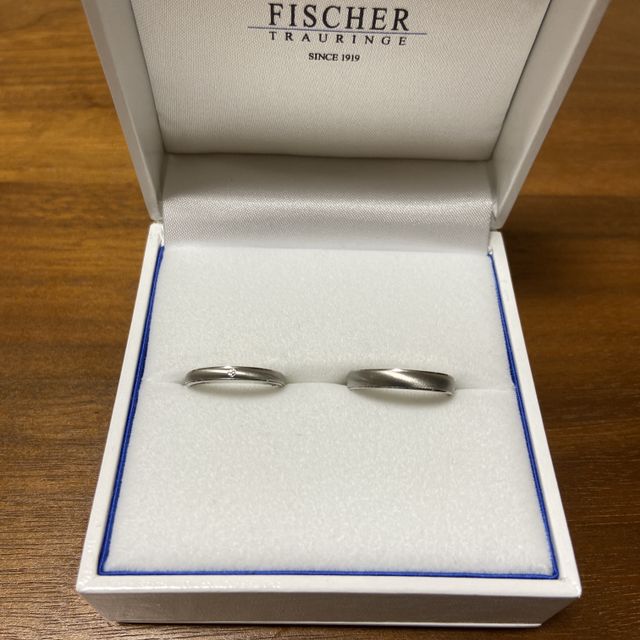 【FISCHER(フィッシャー)の口コミ】 見た目はシンプルなのですが、リングの中心の線が斜めに入っているのが素…