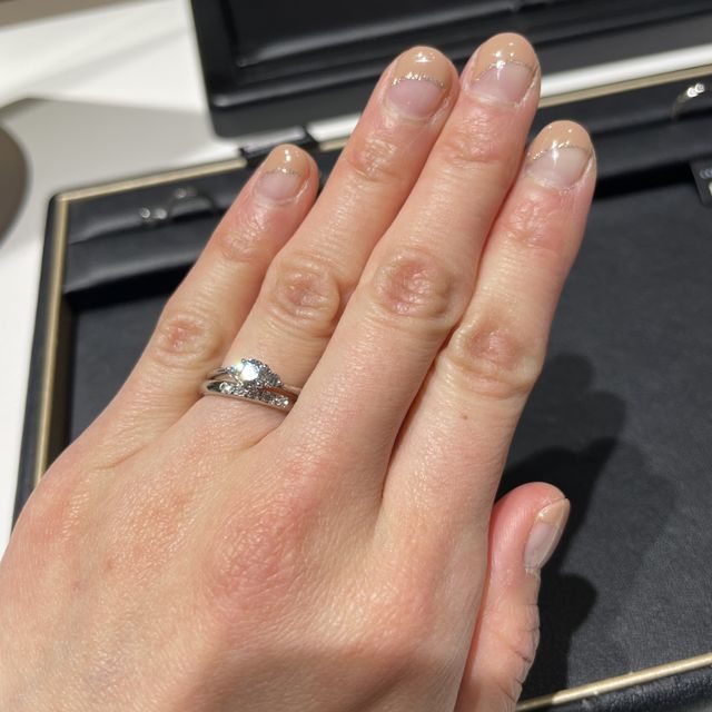 【ラザール ダイヤモンド(LAZARE DIAMOND)の口コミ】 シンプルで上品かつ派手過ぎない婚約指輪を探しておりました。ラサールさ…
