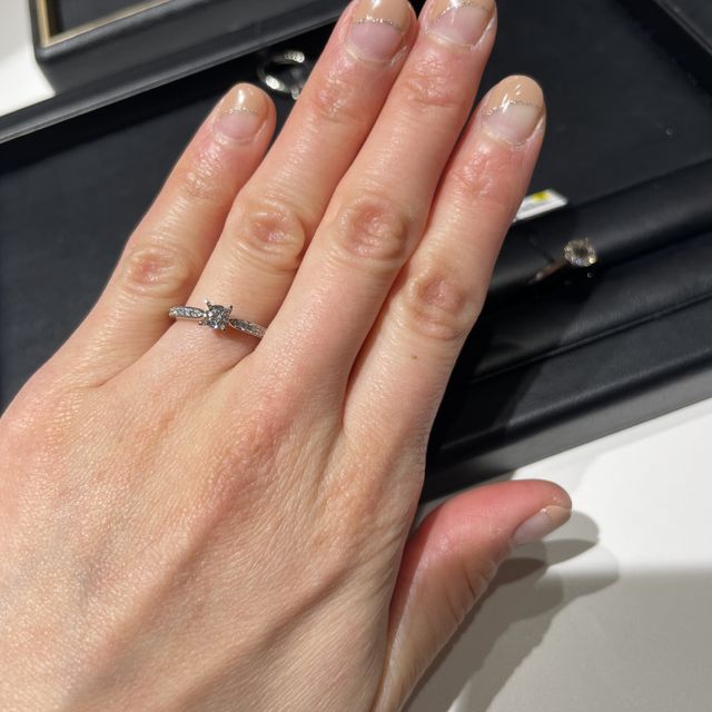 【ラザール ダイヤモンド(LAZARE DIAMOND)の口コミ】 シンプルで上品かつ派手過ぎない婚約指輪を探しておりました。ラサールさ…