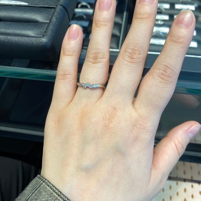 【エクセルコダイヤモンド(EXELCO DIAMOND)の口コミ】 指輪のデザインは、かわいらしい感じで、花をダイヤに見立てて、四方にラ…