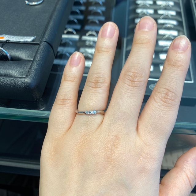 【エクセルコダイヤモンド(EXELCO DIAMOND)の口コミ】 シンプルなデザインがいいなと思っていたので、ダイヤが三つついているも…