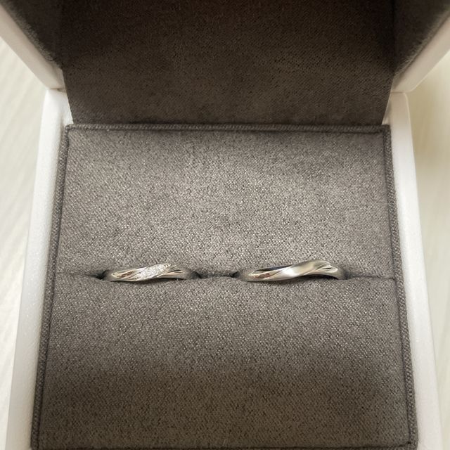 【TOMOE(トモエ)の口コミ】 派手すぎず、どんな服装にも合うデザイン。
女性用は流線型の中にダイヤモ…