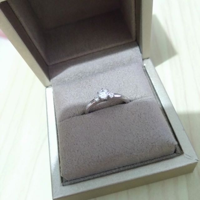 【和光ブライダルブティックギンザの口コミ】 とってもシンプルで飽きの来ないデザインで、長く、長く使えそう
両サイド…