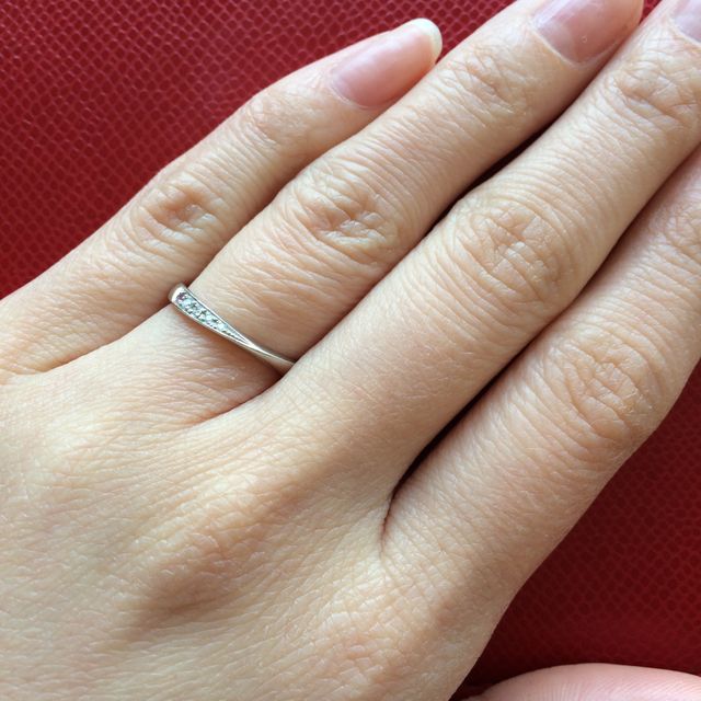 【銀座ダイヤモンドシライシの口コミ】 軽くて、他にないしっくり感があり、カーブが指のななめにもそって、キレ…