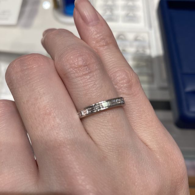 【銀座ダイヤモンドシライシの口コミ】 珍しいバケットカットのエタニティリング。
結婚指輪はハーフエタニティリ…