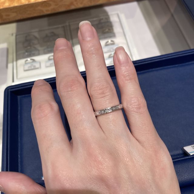 【銀座ダイヤモンドシライシの口コミ】 珍しいバケットカットのエタニティリング。
結婚指輪はハーフエタニティリ…