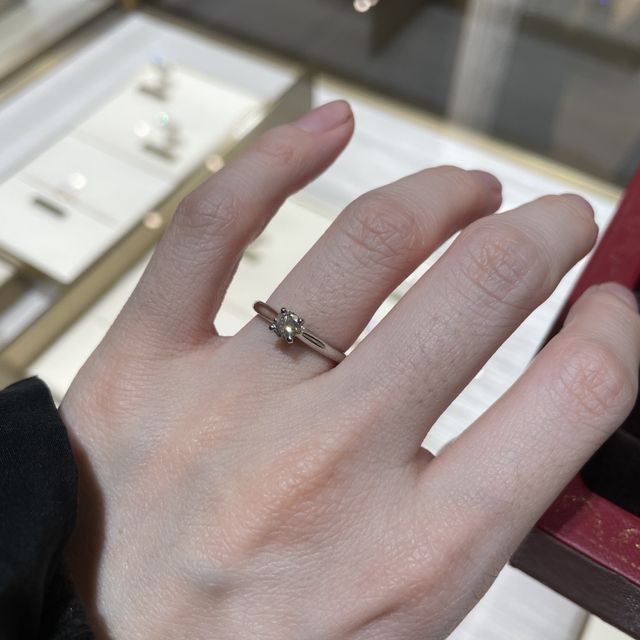 【カルティエ(Cartier)の口コミ】 とにかく手が綺麗に見えるものを探しました。また、婚約指輪といえばカル…