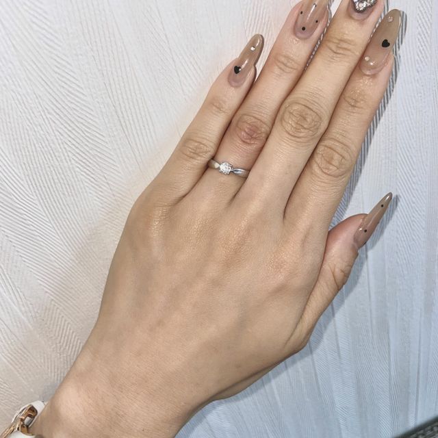 【ティファニー(Tiffany & Co.)の口コミ】 この婚約指輪の決め手はズバリ、リングの曲線です。
Tiffanyを代表する形…