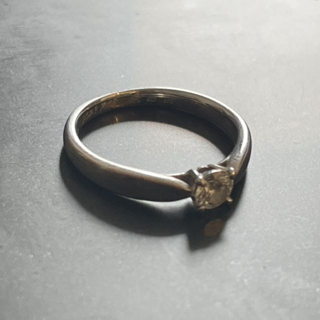 【ティファニー(Tiffany & Co.)の口コミ】 この婚約指輪の決め手はズバリ、リングの曲線です。
Tiffanyを代表する形…