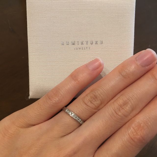 【組曲ジュエリーの口コミ】 結婚指輪を探しに行った時に、いろんなお店を見て周り1番最初に目についた…