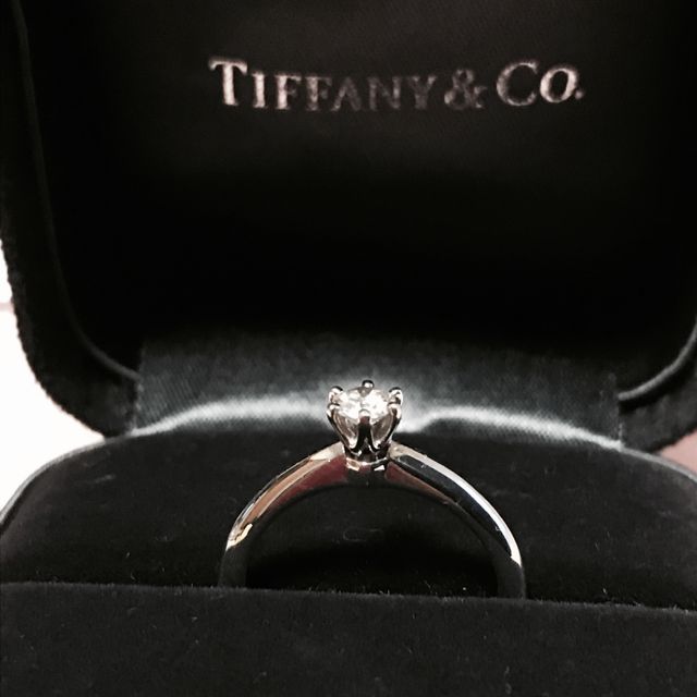 【ティファニー(Tiffany & Co.)の口コミ】 初めから婚約指輪は女性の憧れでもあるティファニーと決めていましたが、…
