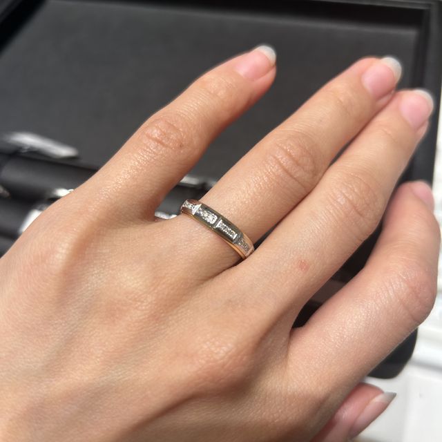 【エクセルコダイヤモンド(EXELCO DIAMOND)の口コミ】 幅が太めの指輪を探していて出会った一品でした！
とてもゴージャスでダイ…