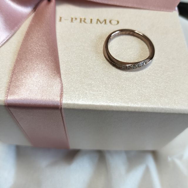 【アイプリモ(I-PRIMO)の口コミ】 指輪自体が他店に比べて黒っぽく光っているため、ダイヤモンドの輝きがと…