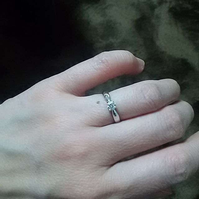 【ティファニー(Tiffany & Co.)の口コミ】 あまり派手でなく、普段でも使えそうな婚約指輪を探していました。
まず先…