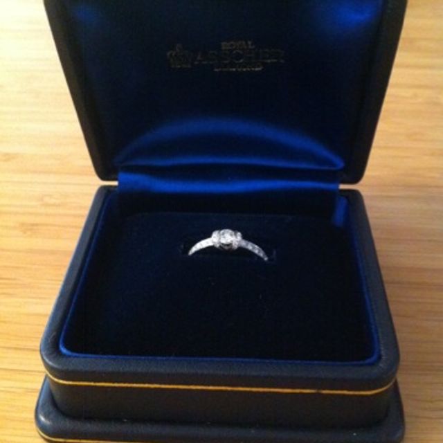 【ROYAL ASSCHER(ロイヤル・アッシャー)の口コミ】 初めて買ってもらうジュエリーだったので相当迷いました。

なんども試着…