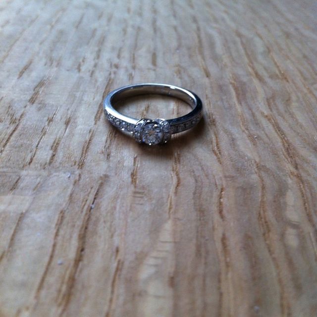 【ROYAL ASSCHER(ロイヤル・アッシャー)の口コミ】 初めて買ってもらうジュエリーだったので相当迷いました。

なんども試着…