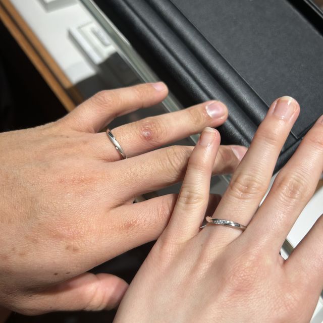 【銀座ダイヤモンドシライシの口コミ】 ある程度どんな形、予算、などを決めたら担当さんが別の場所から持ってき…