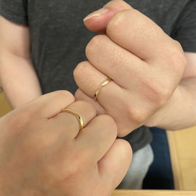 【ケイウノ ブライダル(K.UNO BRIDAL)の口コミ】 今回、K.UNOのリボンをイエローゴールドで選びました。

K.UNOの指輪は内…