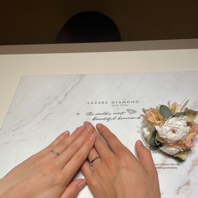 【ラザール ダイヤモンド(LAZARE DIAMOND)の口コミ】 シンプルなデザインですが、ウェーブの形と指輪の細さから指がきれいに見…