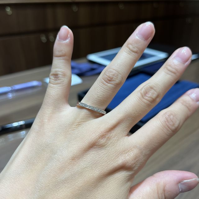 【4℃ BRIDAL(ヨンドシーブライダル)の口コミ】 鍛造製法にこだわって探しました。
太めのハーフエタニティで、ダイヤの輝…