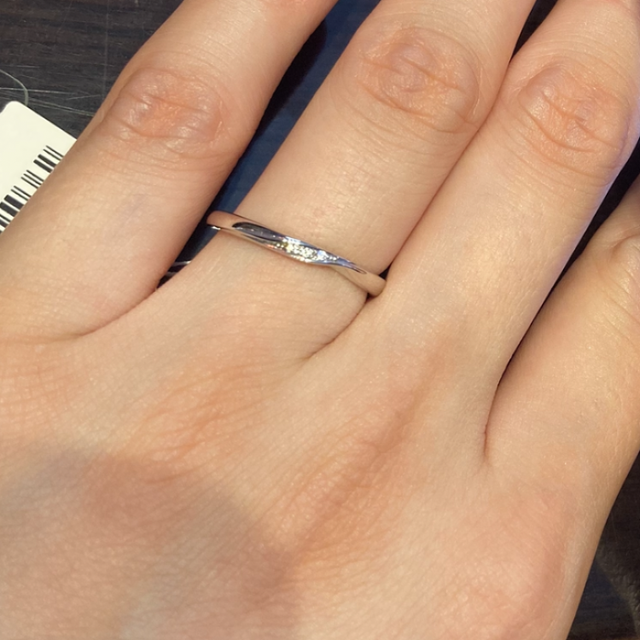 【ケイウノ ブライダル(K.UNO BRIDAL)の口コミ】 ザ・結婚指輪の色であるシルバーであること、自分の指・手の形に合う形状…