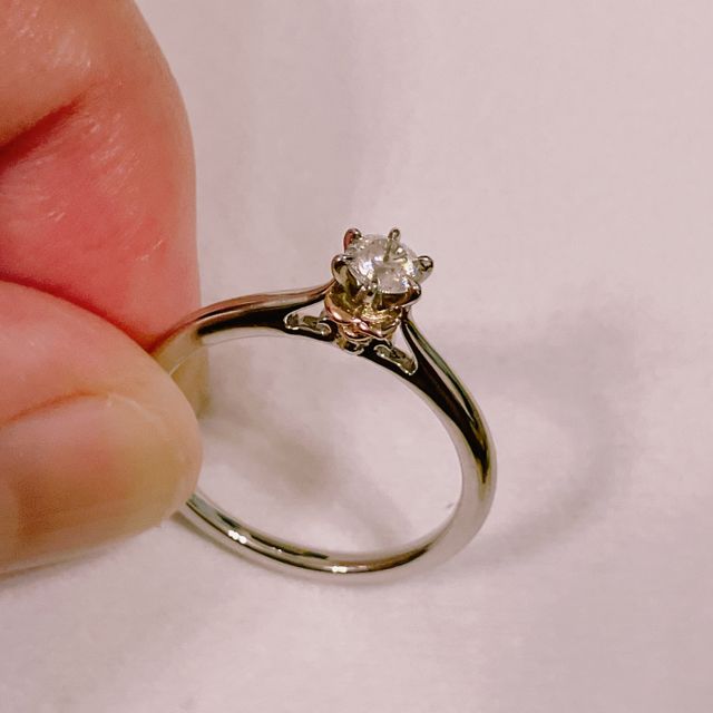 【ケイウノ ブライダル(K.UNO BRIDAL)の口コミ】 美女と野獣の世界観を取り入れた可愛らしいデザインの指輪です。石座の下…