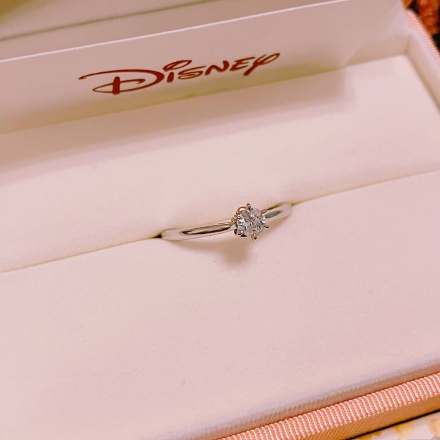 【ケイウノ ブライダル(K.UNO BRIDAL)の口コミ】 美女と野獣の世界観を取り入れた可愛らしいデザインの指輪です。石座の下…