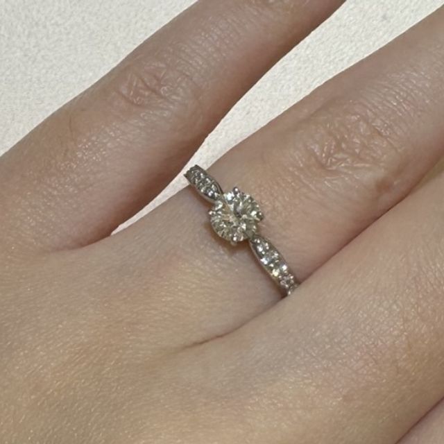 【ティファニー(Tiffany & Co.)の口コミ】 中央のダイヤモンドが大きく見える様なデザインで、少し絞りが効いている…