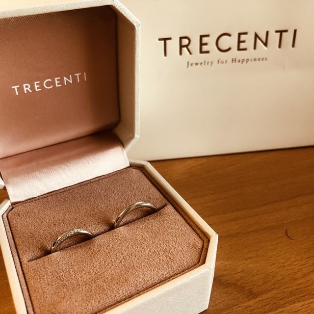 【TRECENTI(トレセンテ)の口コミ】 斜めのラインに入ったダイヤモンドが綺麗で上品でエレガントです。
ワンポ…