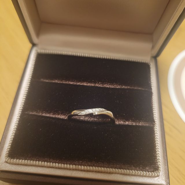 【アイプリモ(I-PRIMO)の口コミ】 自分は指の間の水掻きが長いタイプで、ストレートの指輪だと斜めになって…