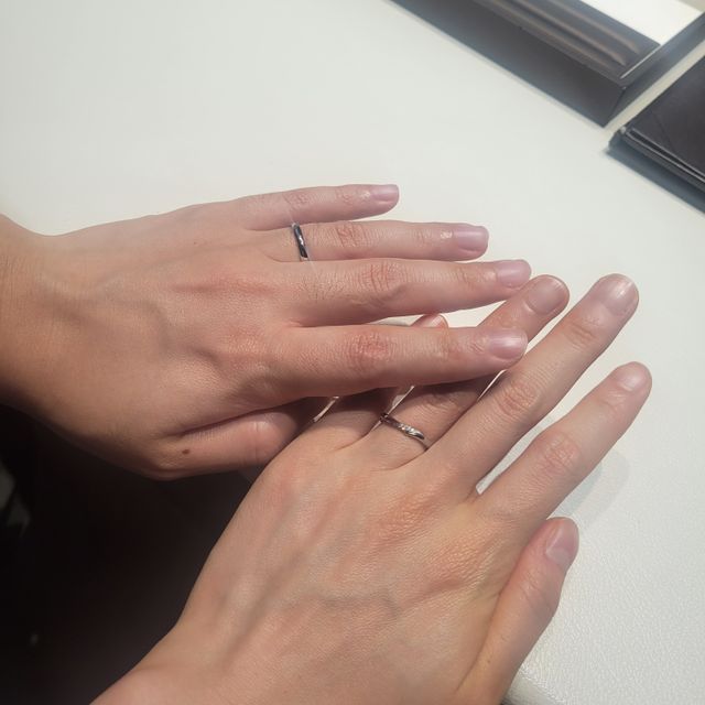 【銀座ダイヤモンドシライシの口コミ】 自分は指の間の水掻きが長くストレートの指輪だと斜めになってしまうこと…