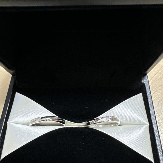 【エクセルコダイヤモンド(EXELCO DIAMOND)の口コミ】 ウェーブがかかっているため、指が細く見えて嬉しいです。またダイヤモン…