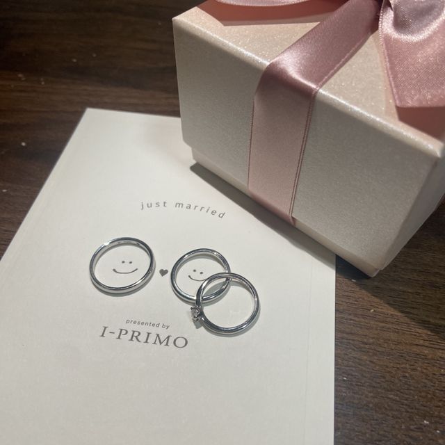 【アイプリモ(I-PRIMO)の口コミ】 新婦側の指輪がカーブしているので、握った時にフィットして付けやすいで…