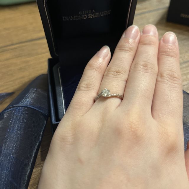 【銀座ダイヤモンドシライシの口コミ】 ウェーブ形状になっている為、指が細く見える効果があるそうです。それも…
