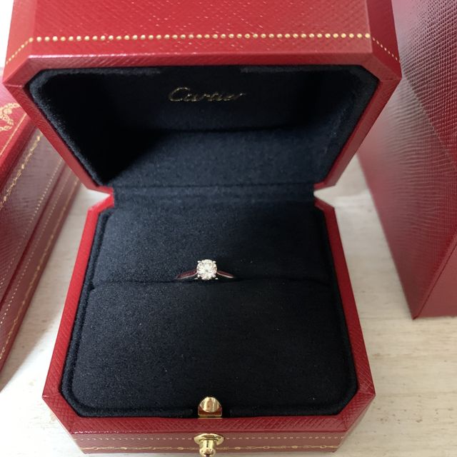 【カルティエ(Cartier)の口コミ】 0.37カラットのダイヤが付いたものを購入しました。
元々シンプルなデザイ…