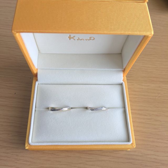 【ケイウノ ブライダル(K.UNO BRIDAL)の口コミ】 シンプルだけどなにか動きやポイントがほしくて、リングに動きがある点、…