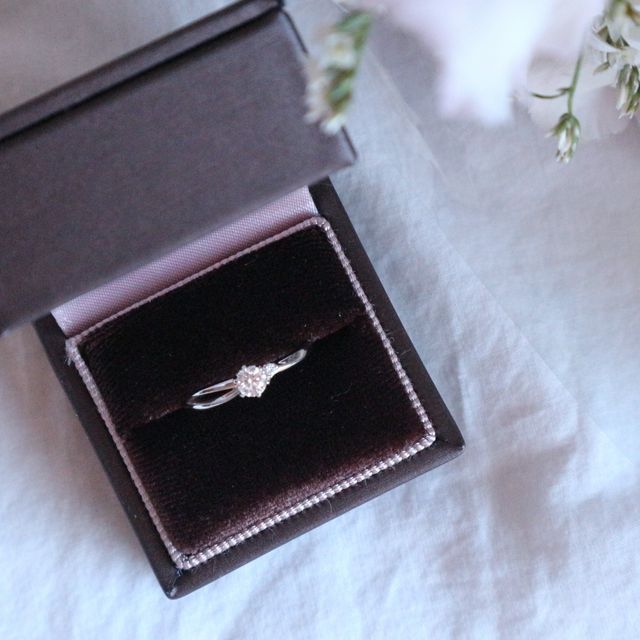 【アイプリモ(I-PRIMO)の口コミ】 カンパニュラの花がモチーフとなっておりシンプルだが目を引かれるデザイ…