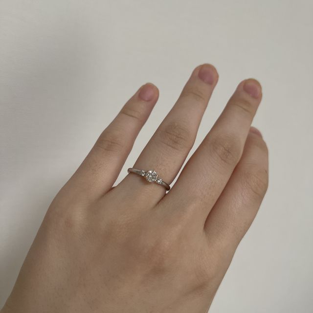 【JKPLANET(JKプラネット)の口コミ】 ダイヤが3つ並んでいるデザインで探していたのですが、真ん中のダイヤを目…