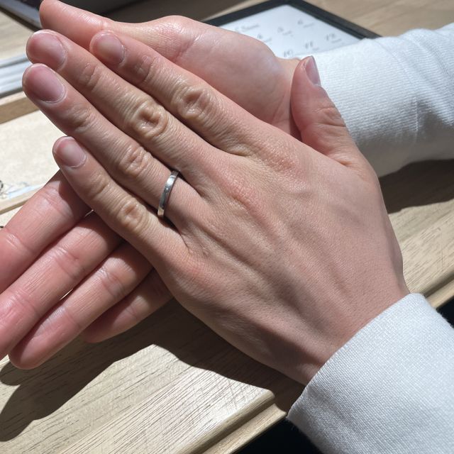 【ith(イズ)の口コミ】 指輪のデザインが全体的にシンプルでいいないった印象でした。
キラキラし…